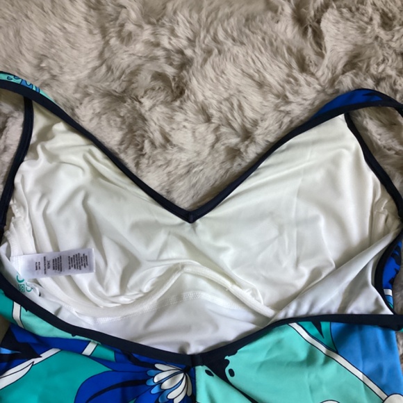 Women’s One Piece Swimsuit - Picture 4 of 6